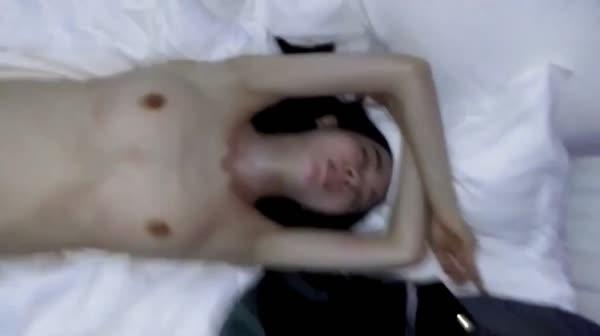 吃饭故意灌醉陪酒小妹然后带到酒店把衣服一件件慢慢的脱掉……猛插到内射提裤子走人